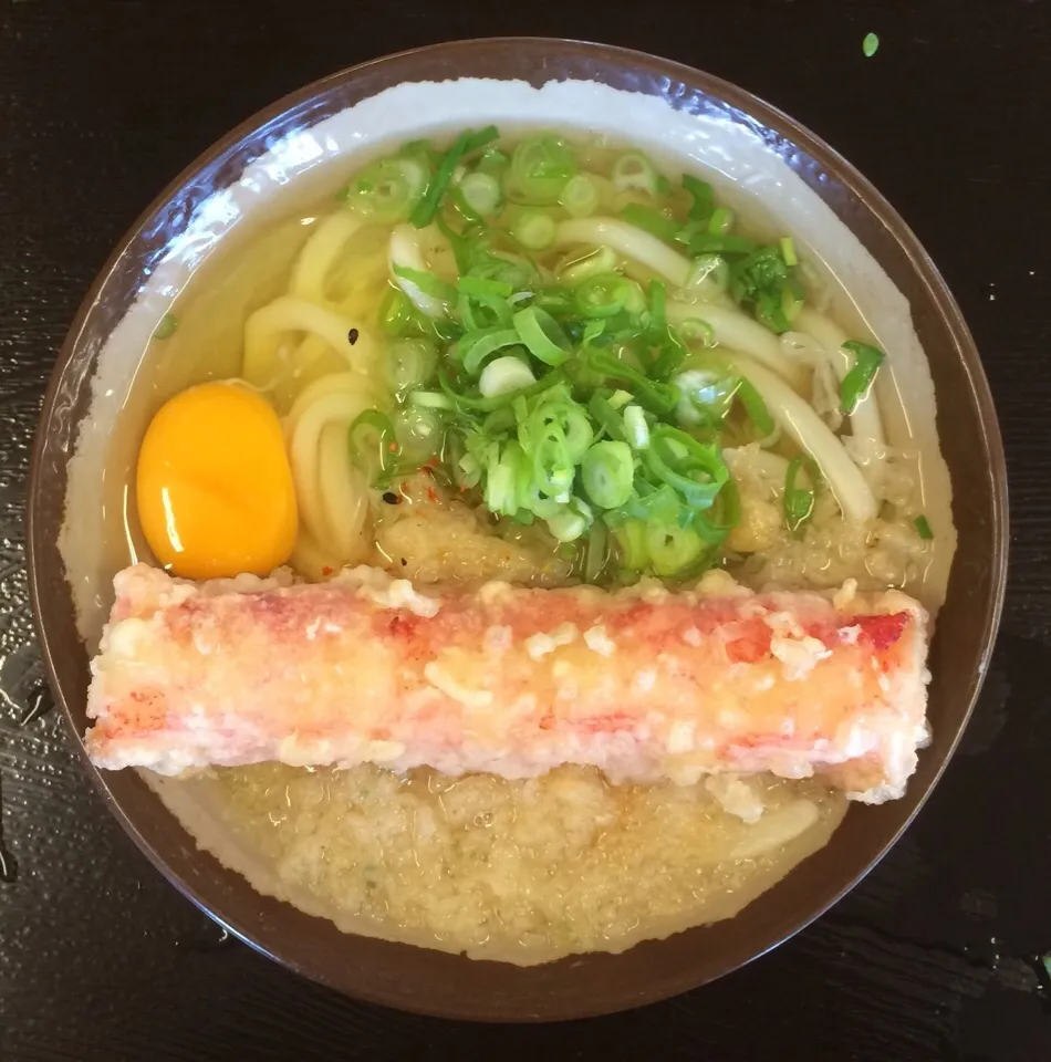 Snapdishの料理写真:『セルフうどん天狗』のかけ小+カニカマ天+生卵|fujii saburoさん