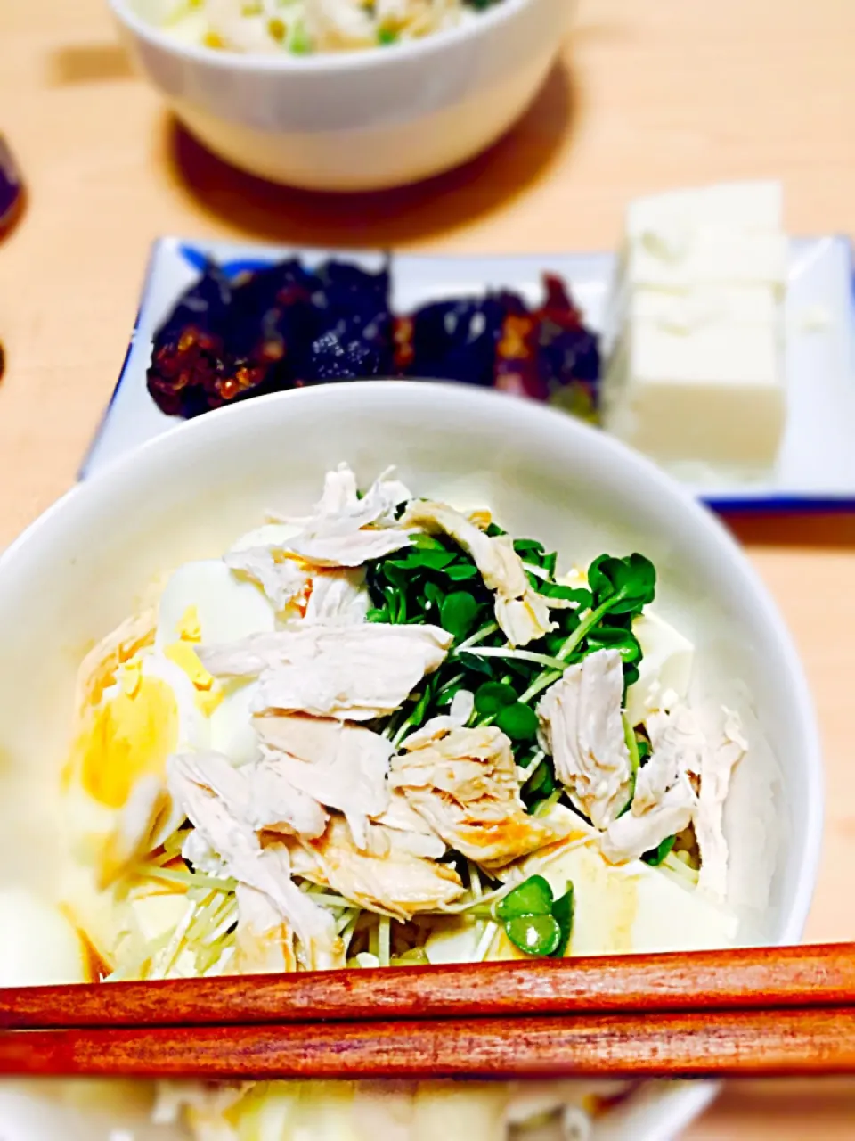 蒸し鶏とお豆腐のごまだれ麺、納豆とチーズの磯辺揚げ|ちゃぼさん