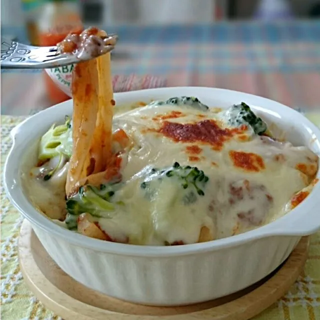 朝昼ご飯！うどんとミートソースで炒めてグラタン風に|ちぇさん