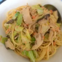 残り物でパスタ☆サケ春キャベツきのこ|shsan*さん