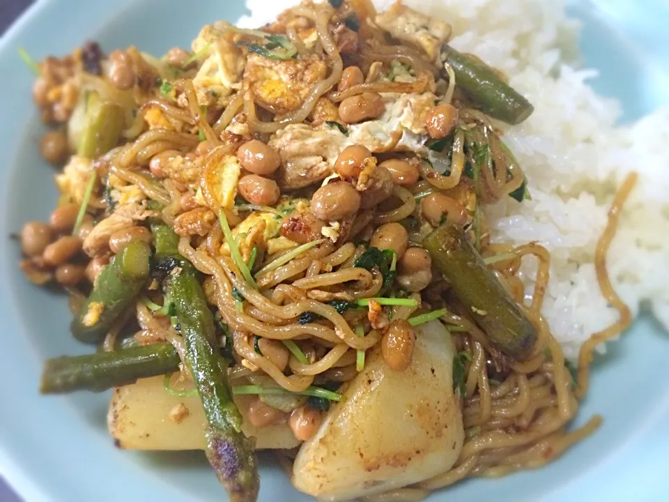 アスパラポテトサラダと納豆入り醤油卵焼きそばライス|gekoさん