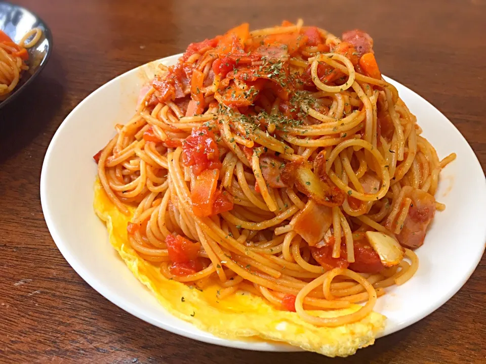 Snapdishの料理写真:トマトと人参とベーコンのパスタ。定食屋っぽく|tesasakiさん