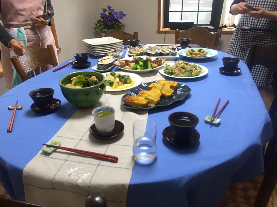 Snapdishの料理写真:春のバイキング料理。おにぎらず、ジャーサラダを使って。|Toshiko Ishinoさん