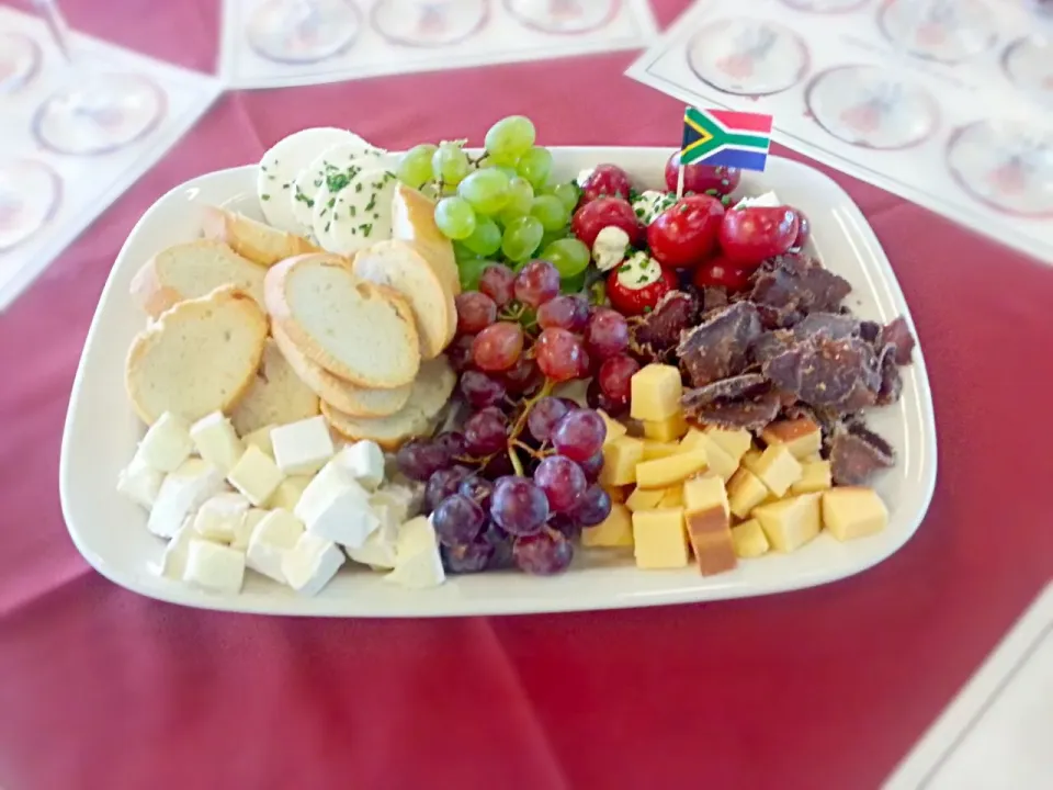 Brie, Smoked Gouda, Chevre and Boursin Stuffed Peppadews, Served with Baguette, Fresh Grapes, and South African Cured Beef Biltong|Laurenさん