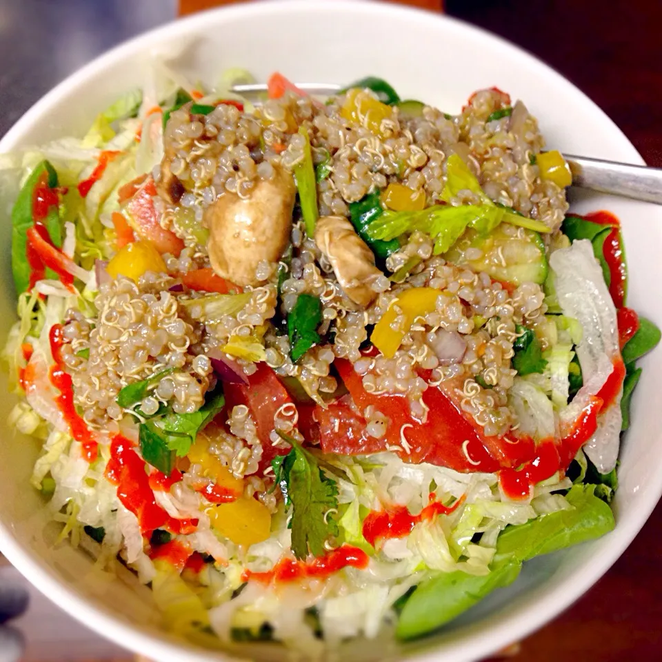 Quinoa salad on a bed of baby spinach and lettuce|Taeja Kuさん