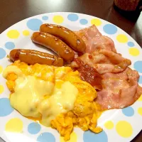 Snapdishの料理写真:今日のお昼ご飯♡ここにホットケーキもあったら最高やな✨昨日もらったワッフルと一緒に頂きまーす꒰٩๑˃̶ ᴗ❛ั๑۶꒱ ǂｬｯﾎ~ｲ♬|☃yuki☃さん