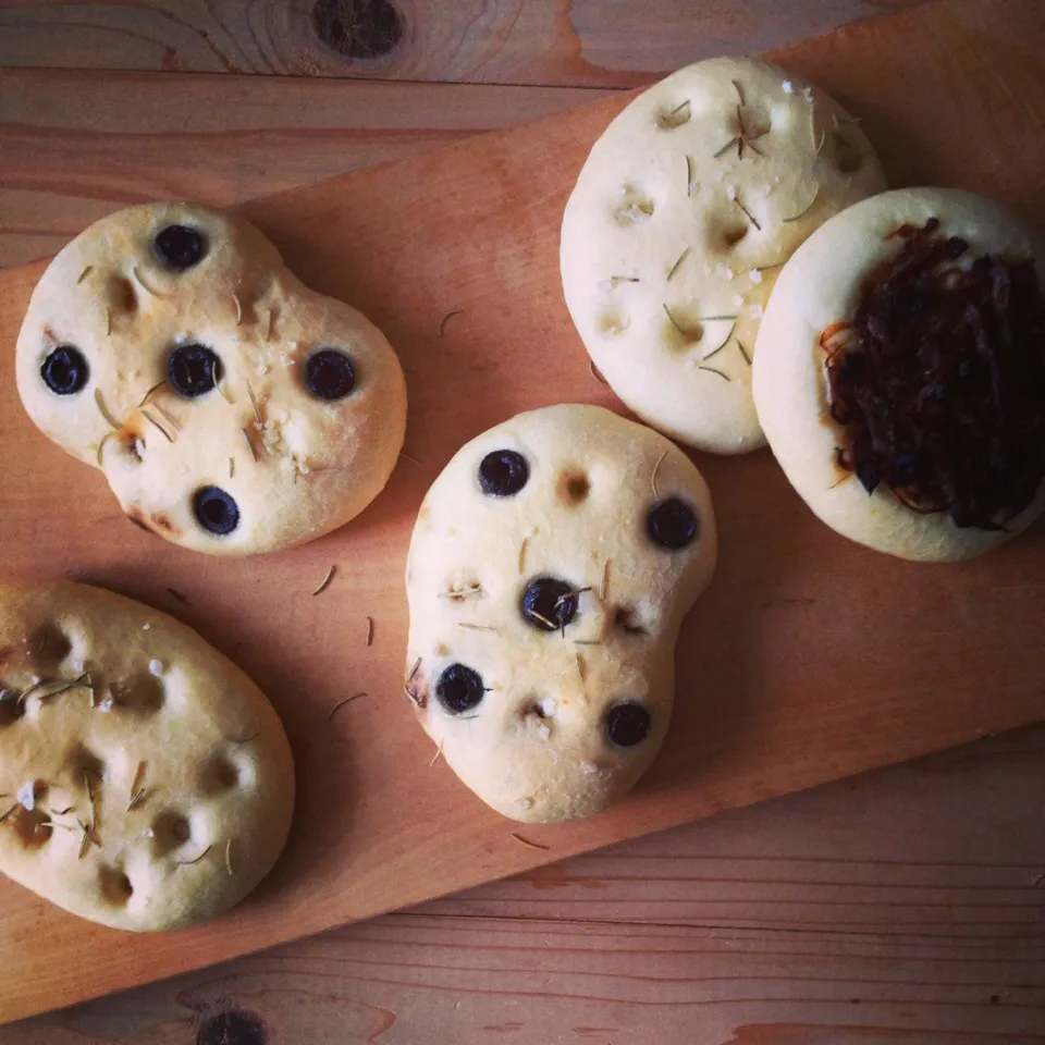 Focaccia / olive + dry tomato + rosemary, anchovy + onion + olive, salt + rosemary|azuuuzaさん