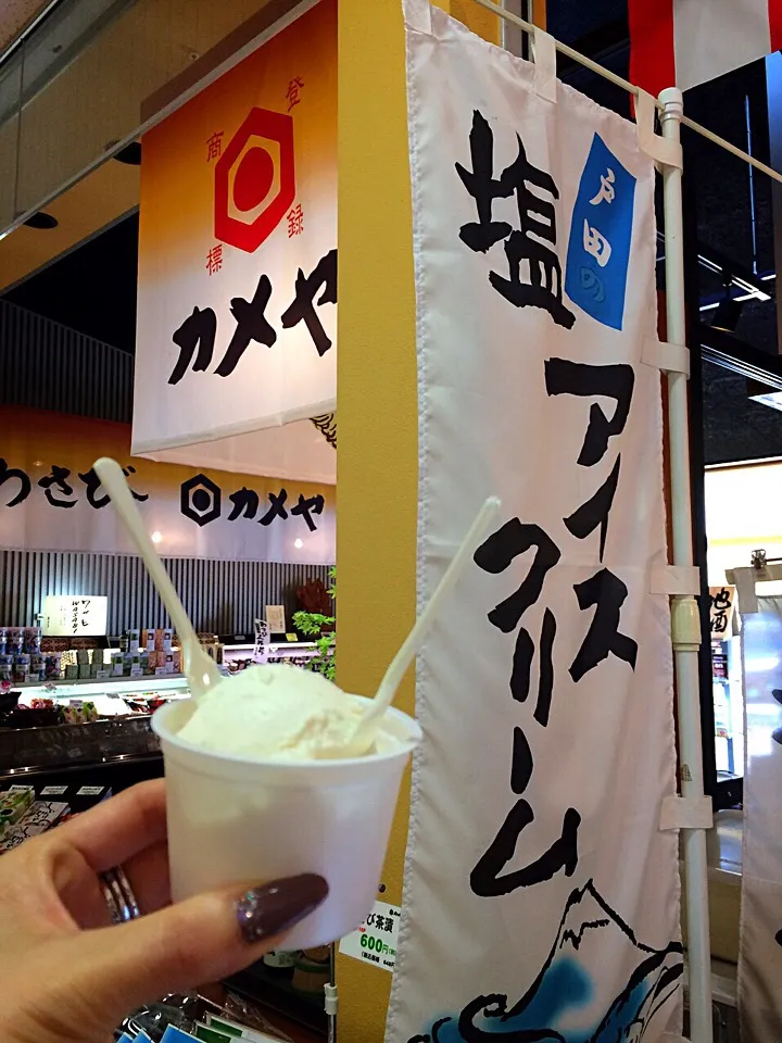 沼津港で食した戸田塩のアイスクリーム😋🍦👍🏻
さっぱりしていて満腹でも美味しく頂けちゃいました😁💕

#伊豆の旅 #母とデート
#戸田塩 #富士 #戸田塩アイスクリーム #icecream #わさびソフトクリーム #カメヤ #山葵 #わさび 生わさび #生しらす #生桜えび
#修善寺温泉  #伊豆長岡 #沼津港
#お鮨|chieさん