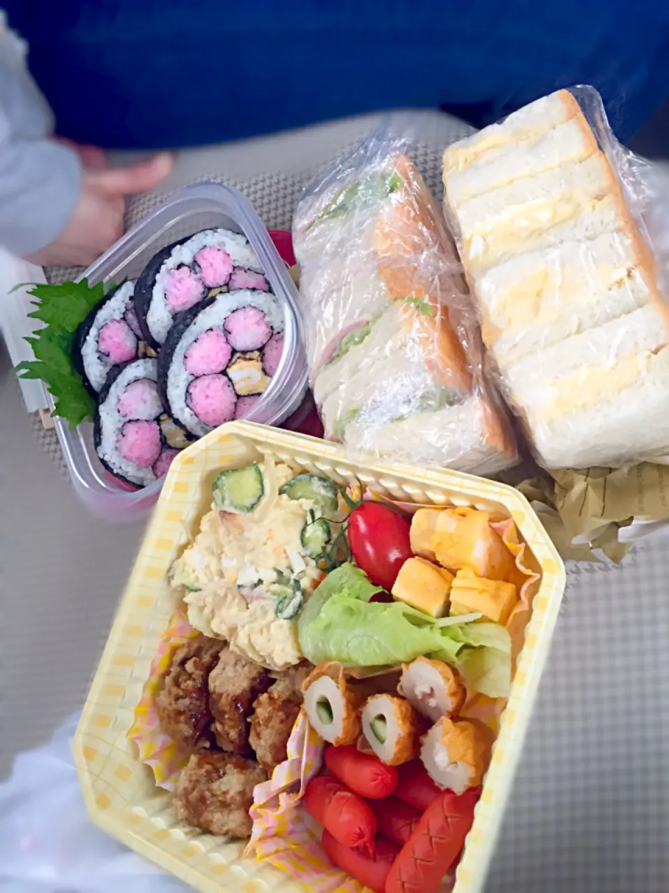 親友の！初めて手作り弁当！！(花巻き寿司は私作)|みーこさん