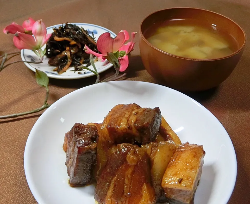 晩ご飯 豚の角煮  ヒジキ  お茄子の味噌汁  また撮り忘れた春キャベツのブツ切り|Hiroshi  Kimuraさん