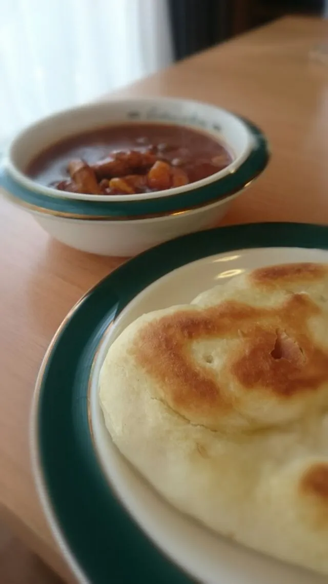 Snapdishの料理写真:ナンとチキンカレー|cookingパパ五郎さん