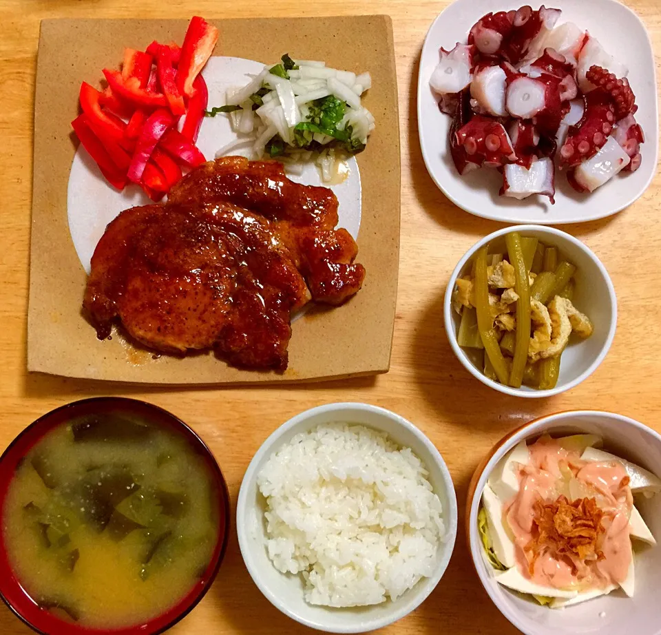 (*´ω｀*) 晩ご飯 、トンテキ🐖、タコの刺身🐙、フキと油揚げの煮物、洋風冷や奴|Gigi Cafeさん