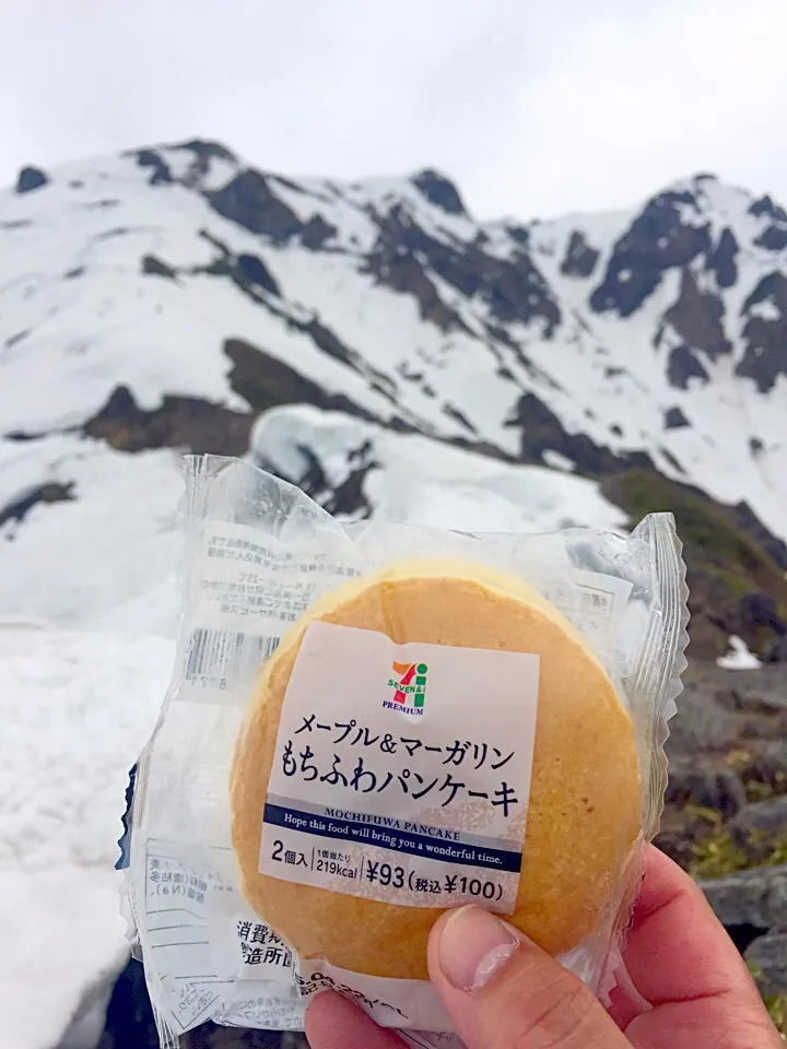 Snapdishの料理写真:残雪の谷川岳西黒尾根でセブンのパンケーキ🍞🍰|ラー山さん