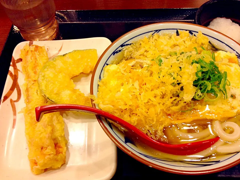 だし玉肉うどん、ちくわ天、かぼちゃ天800円也|秋山知隆さん