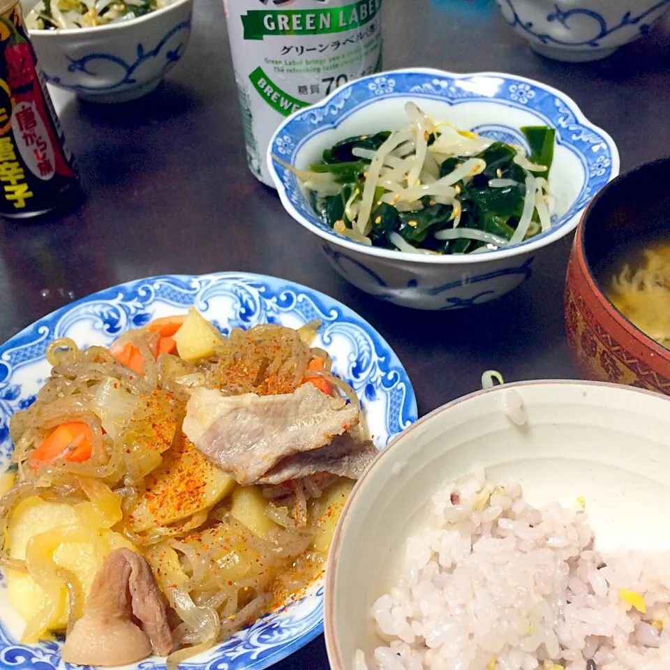 肉じゃがともやしとワカメのナムルと舞茸の味噌汁☺️|めぐりんさん