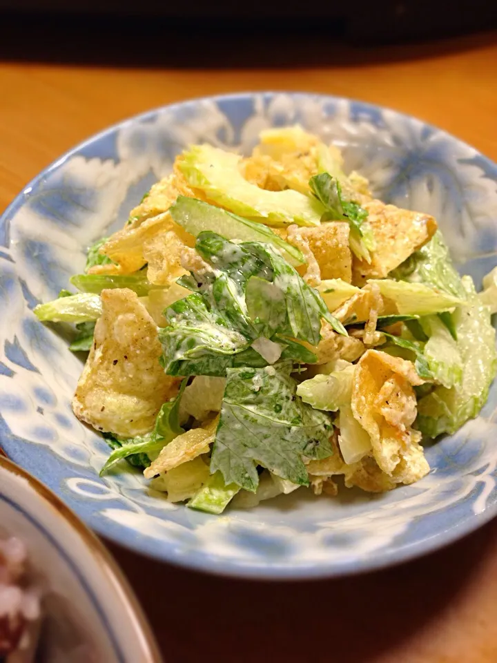 リピ💕これが料理？超簡単！セロリとポテチのサラダ😋ペッパーソルトクランチバージョン|Yu Yu mamaさん