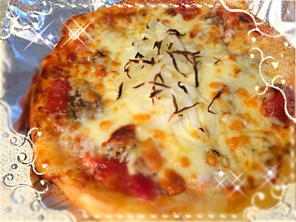 Snapdishの料理写真:トマト、アンチョビ、玉ねぎ、ベーコン、モッツァレラ…具材たっぷりのピッツア🍕|桜央里さん