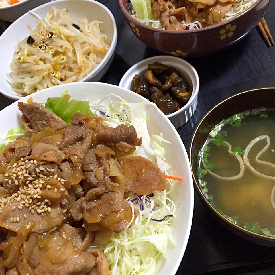 今日の晩ご飯は、豚の生姜焼き丼、もやしのあんかけサラダ、きゅうりのきゅーちゃん、味噌汁。|ゆえさん