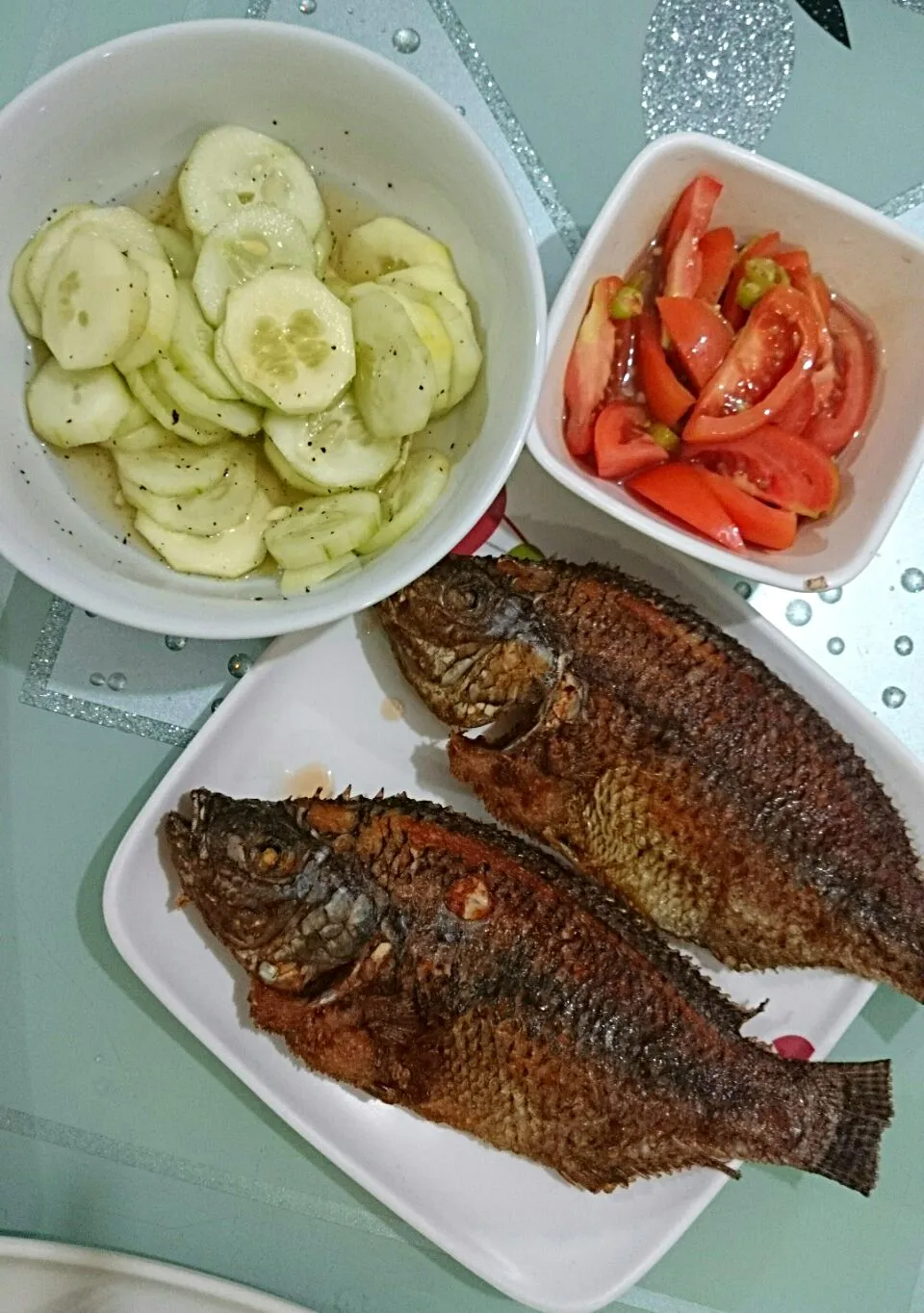 Fried fish with cucumber and tomato side dish..|bonnieさん