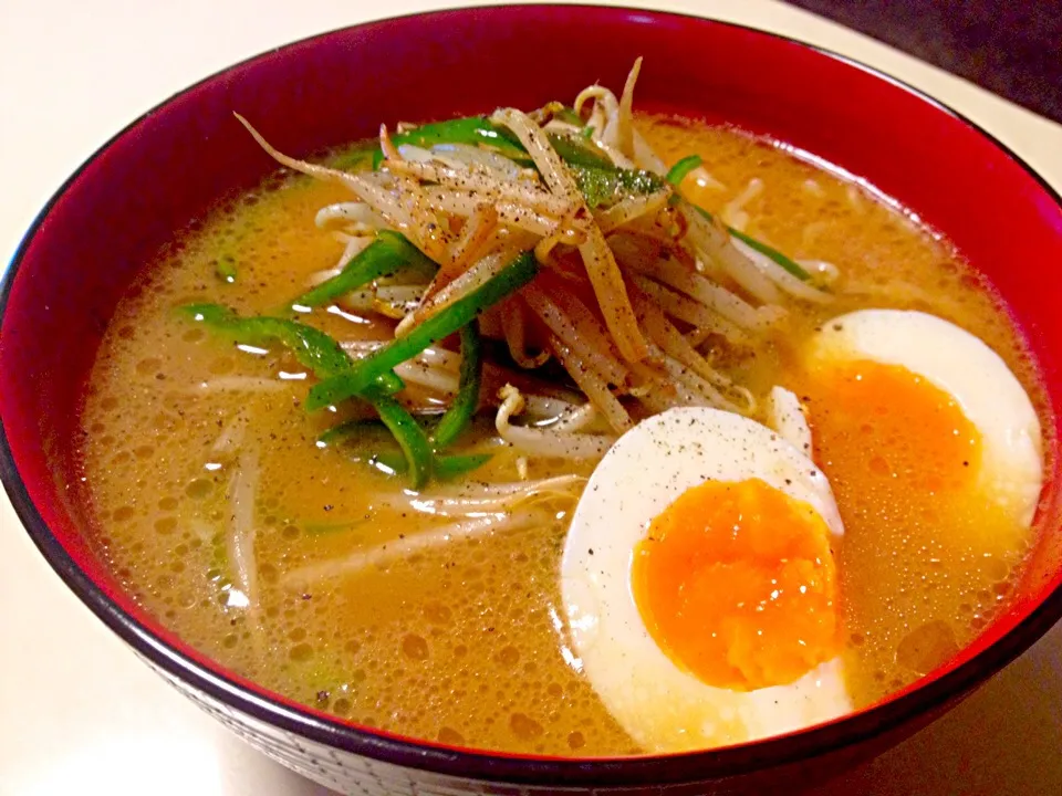 ラーメン☆もやし炒めと半熟卵をのせて♡|ひかるんさん