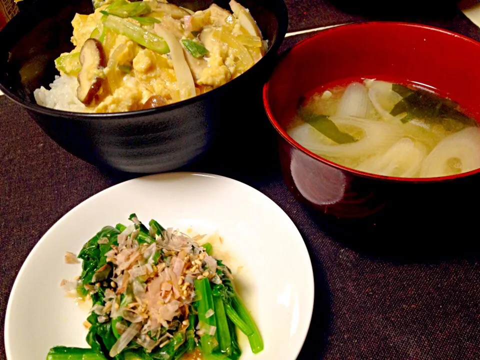 玉子丼、ほうれん草のお浸し、味噌汁|ひかるんさん