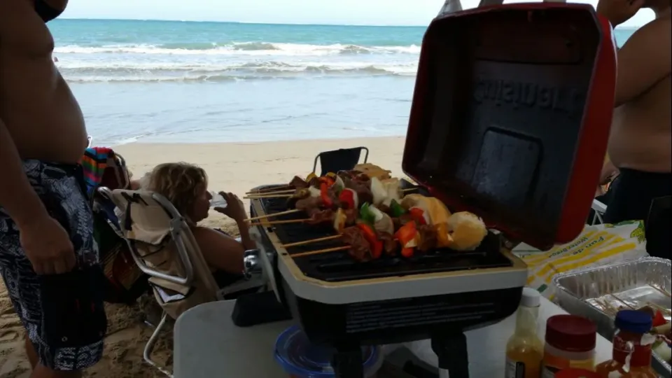 BBQ KABOBS ON THE BEAUTIFUL BEACH IN PUERTO RICO|Frank Ortizさん