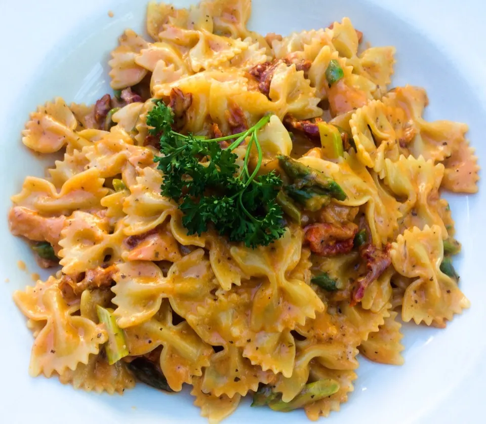 Salmon Bowtie Pasta from C & C Trattoria|sooprcoolchicaさん