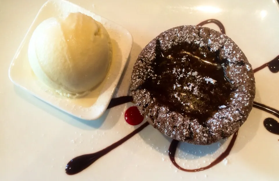 Salted Caramel Chocolate Cake with Vanilla Bean Ice Cream from Tranquil Tea Lounge|sooprcoolchicaさん