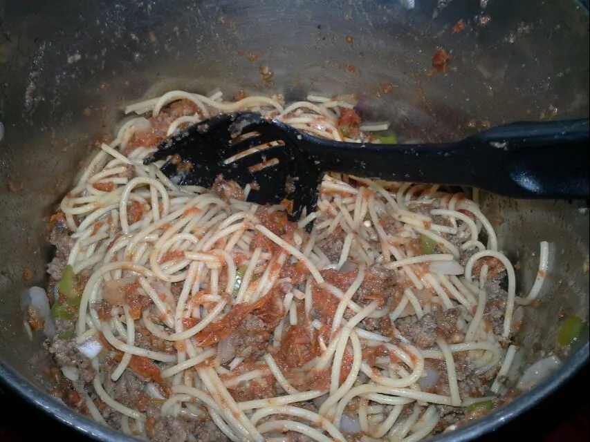 spaghetti with slow cooked tomatoes, grass fed beef, half an onion, and an Anaheim pepper|Dawn Nelsonさん