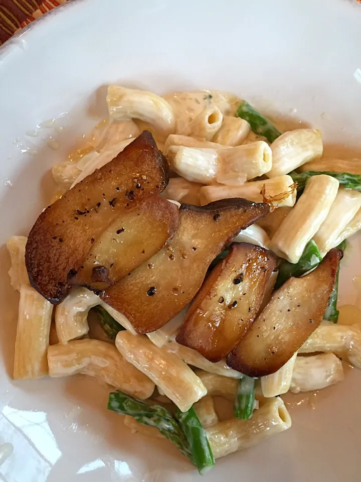 trumpet mushrooms with homemade lemon pasta and creamy asparagus|Matthew Cashenさん