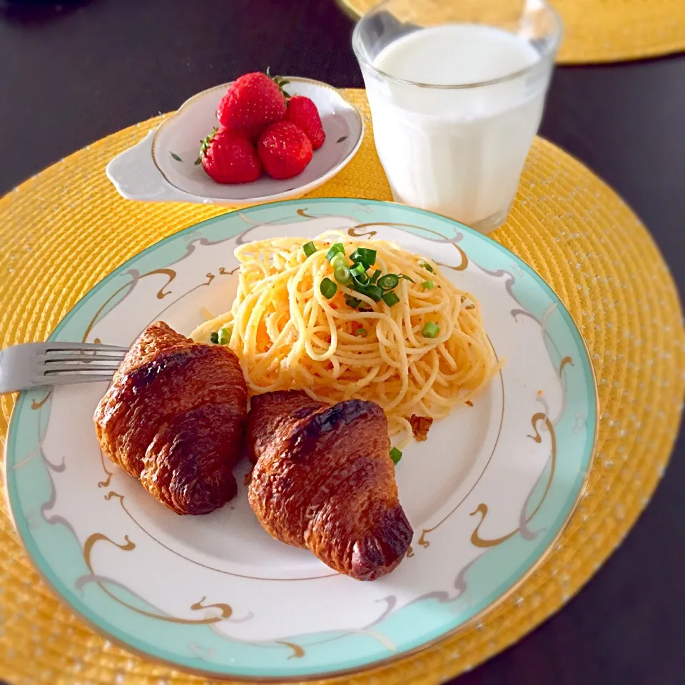 今朝の朝食は明太子パスタ♡クロワッサン♡いちご♡ミルク|ロッティーさん