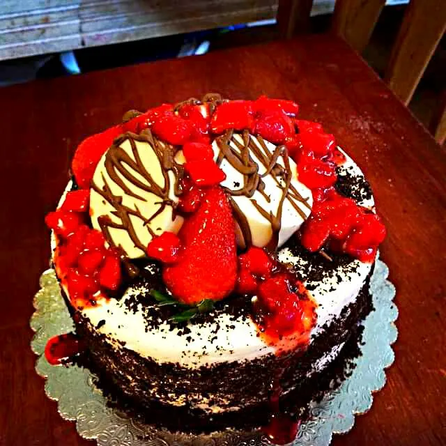 white chocolate strawberry oreo cake for sister's birthday|CHUENCHAIさん