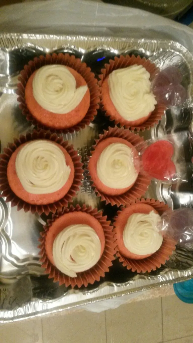 Snapdishの料理写真:Strawberry Shortcake Valentines Day cupcakes|Kiraさん