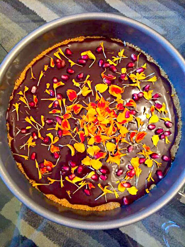 pomegranate ganache tart with marigold petals|CHUENCHAIさん