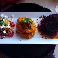 ShortRibs on a bed of pan cooked red peppers jelly,Mash Sweet Potatoes and a side salad topped with goat cheese|Chef Ettaさん