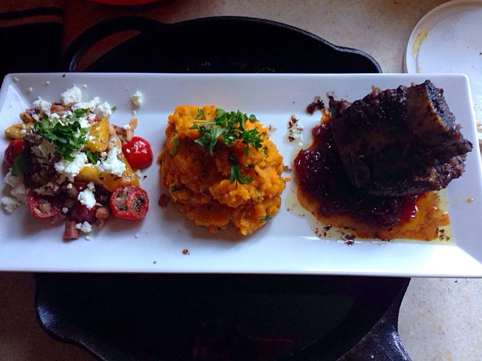 ShortRibs on a bed of pan cooked red peppers jelly,Mash Sweet Potatoes and a side salad topped with goat cheese|Chef Ettaさん