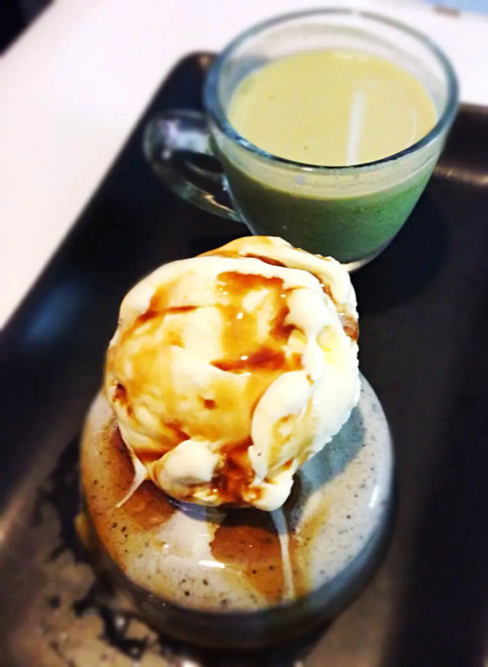 黒胡麻プリン, バニラアイスクリーム, 黒蜜, 抹茶ラテ black sesame pudding, vanilla ice cream with brown sugar syrup, matcha latte|coxiella24さん