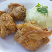 Snapdishの料理写真:fried chicken with mashed potato|booh marquezさん