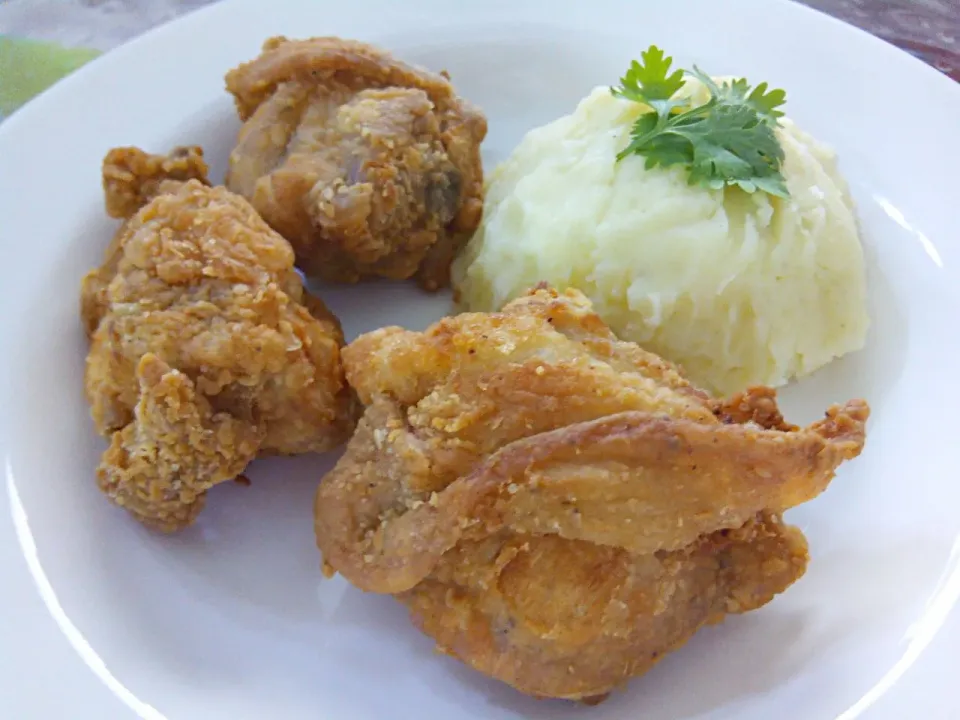 Snapdishの料理写真:fried chicken with mashed potato|booh marquezさん