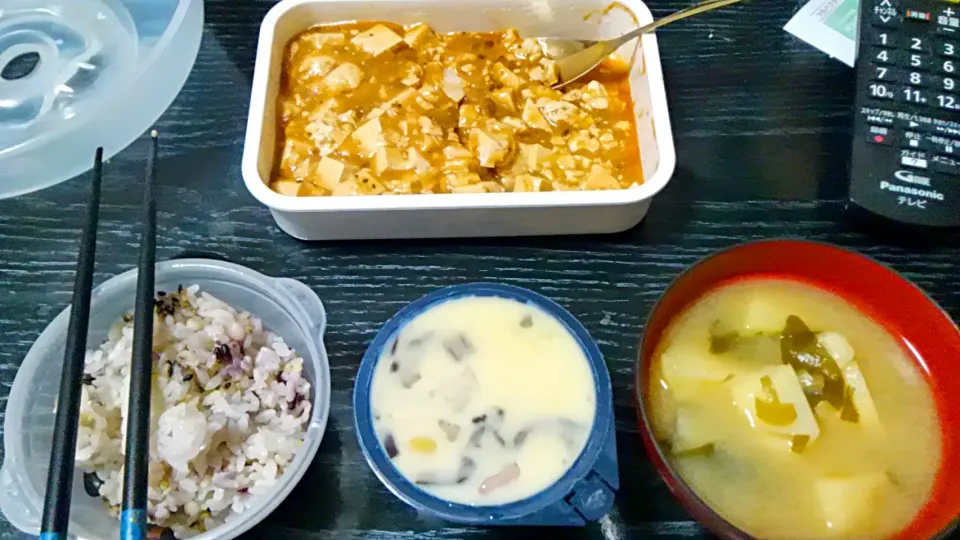 ある日の晩御飯(麻婆豆腐、茶碗蒸し、雑穀ごはん、お味噌汁)|平野 ゆみこさん