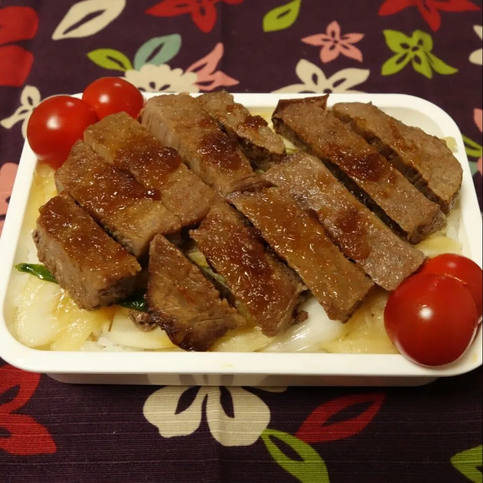 Snapdishの料理写真:新玉ねぎ尽くしのステーキ弁当。|misiitaさん