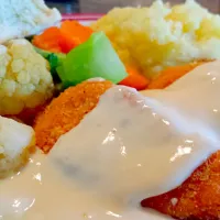 This is a chef beto guess chicken tender and home made alfredo sauce dish|albettさん