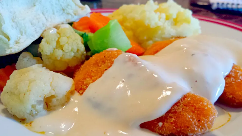 This is a chef beto guess chicken tender and home made alfredo sauce dish|albettさん