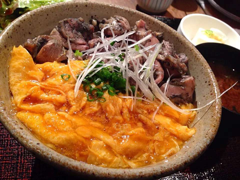 炭火焼親子丼🍚@ぼんぼり 茅場町 卵トロトロ❤️炭火焼とりが香ばしくて美味しい〜😍|アイさん