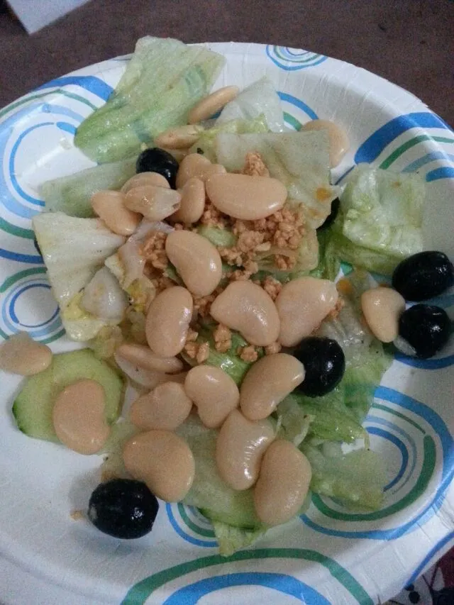 today's salad.  ice berg with black olives,  onion, cucumber, butter beans, and crushed peanuts.|Polly Gelfusoさん