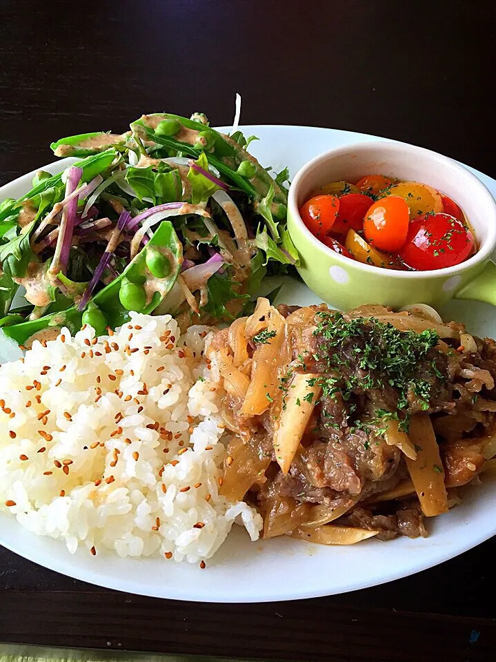 ⭐️牛肉とエリンギのレモンバター炒め ⭐️トマトのマリネサラダ ⭐️野菜サラダ 胡麻ドレッシング|よっちぃさん