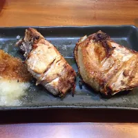 Snapdishの料理写真:ぶりかまの塩焼き|sinsinさん