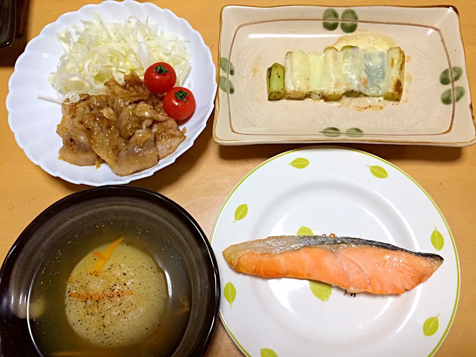 Snapdishの料理写真:夜ご飯☆ 豚の生姜焼き、ネギのチーズ焼き、新玉ねぎのスープ煮、焼きシャケ|eomoioさん