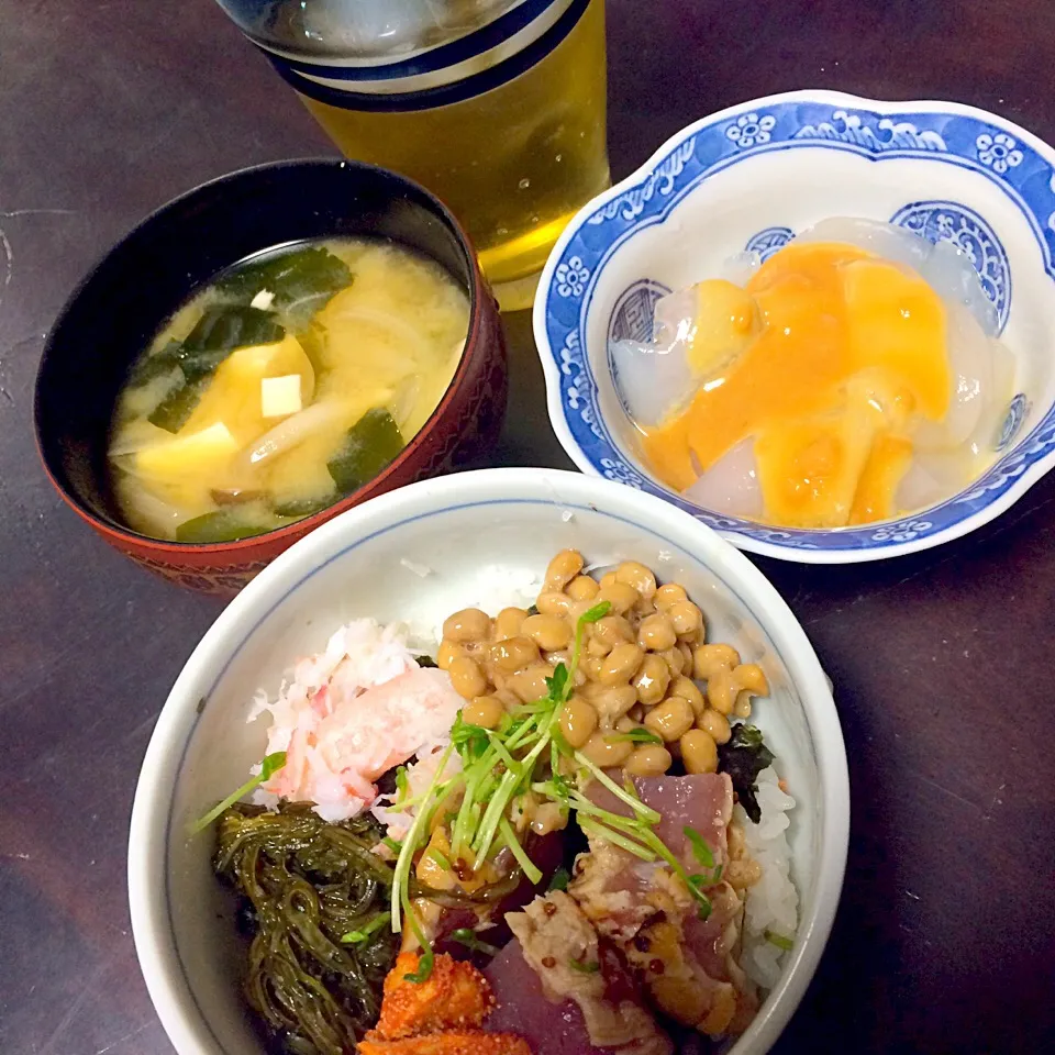 Snapdishの料理写真:海鮮丼と刺身こんにゃくの酢味噌がけと新タマの味噌汁〜☺️|めぐりんさん