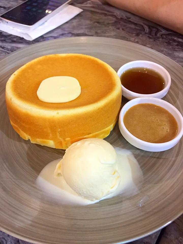 Hotcake with Vanilla Icecream & Toffee & Honey|willklhさん